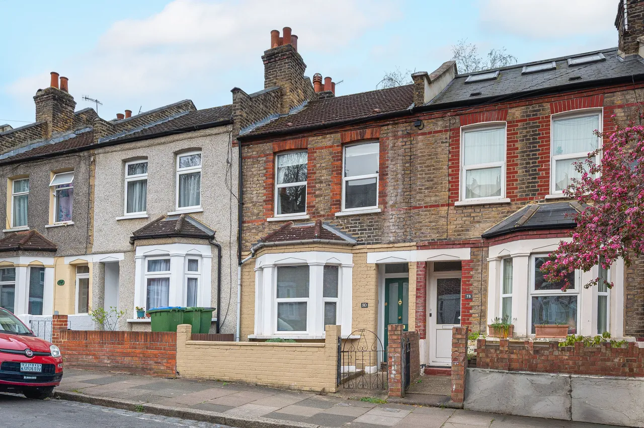 2 bed house for sale — 80 Roydene Road, London