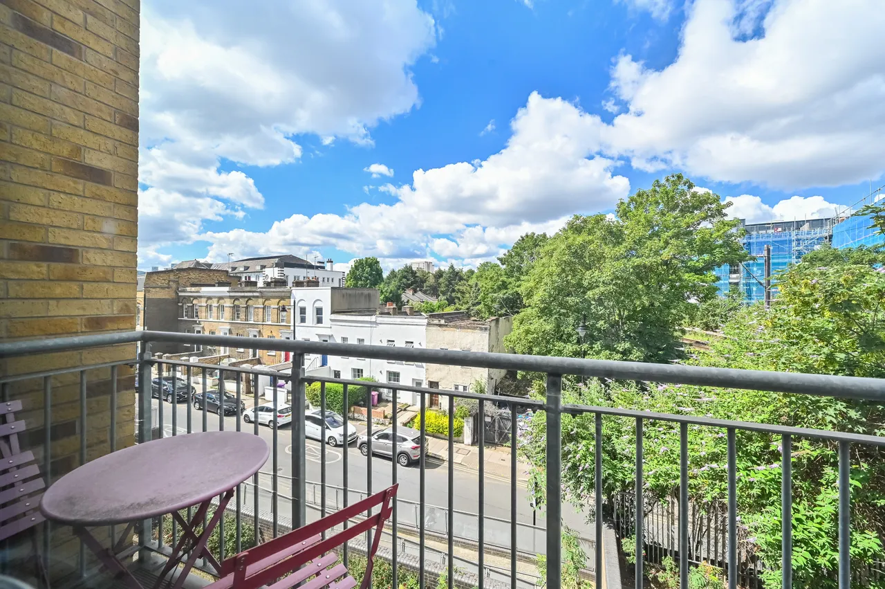 Flat 8, Edward Heylyn House, 15 Thomas Fyre Drive, London, photo 4