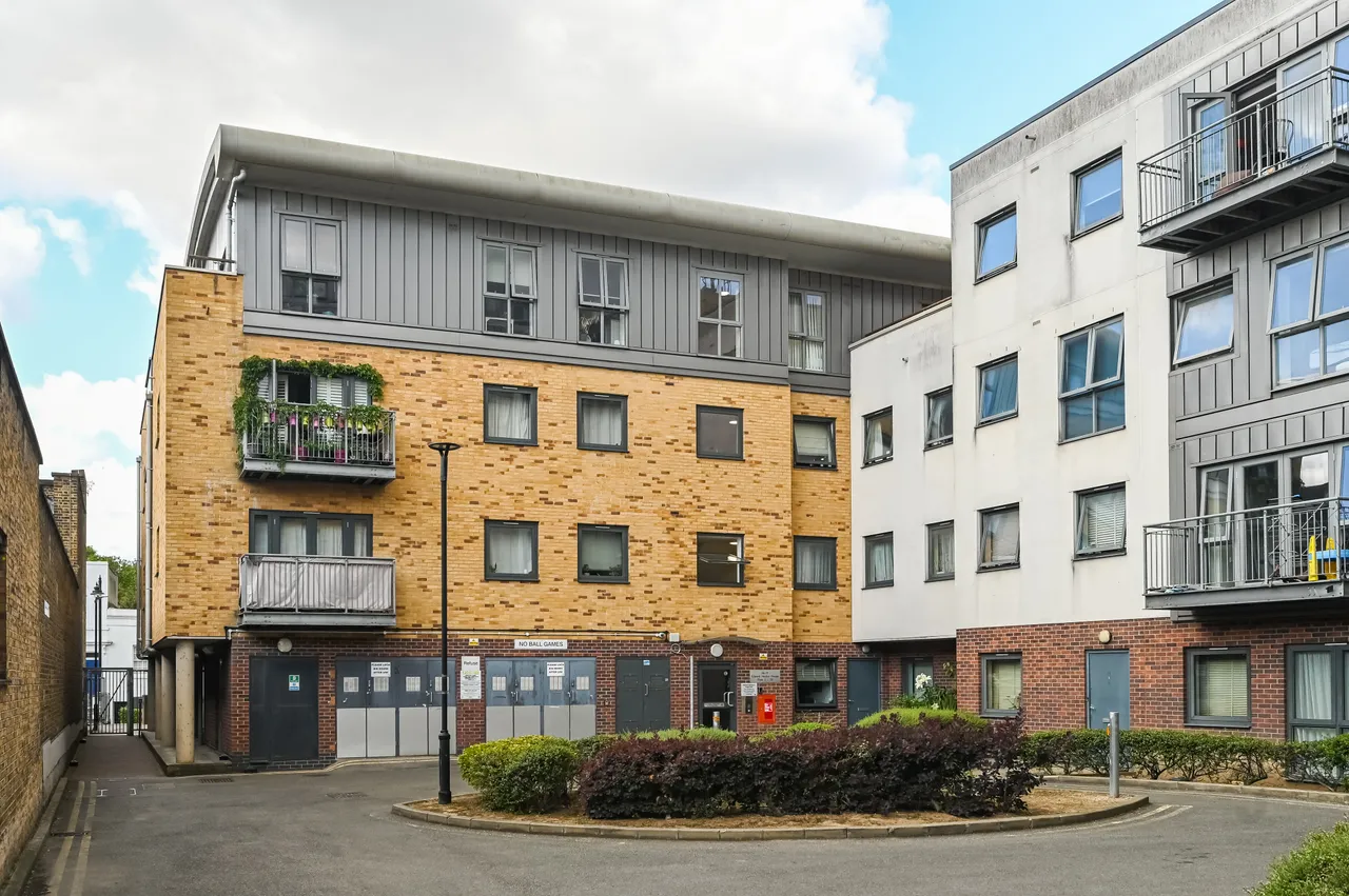 Flat 8, Edward Heylyn House, 15 Thomas Fyre Drive, London, photo 6