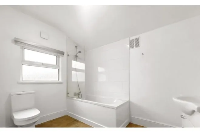 Swingate Lane, London, photo 10