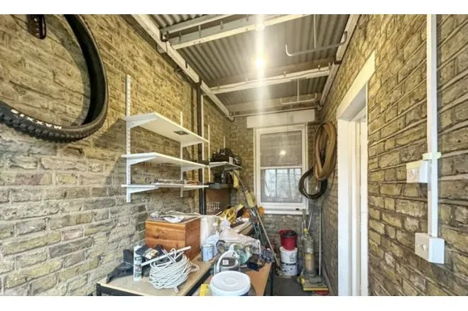 Swingate Lane, London, photo 12