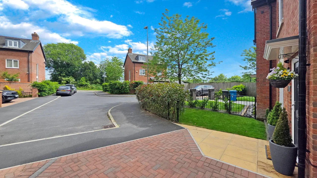 Juniper Gardens, Boothstown, M28, photo 3