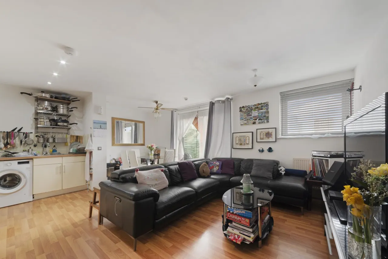 3 bed flat for sale, Newport Avenue, E14