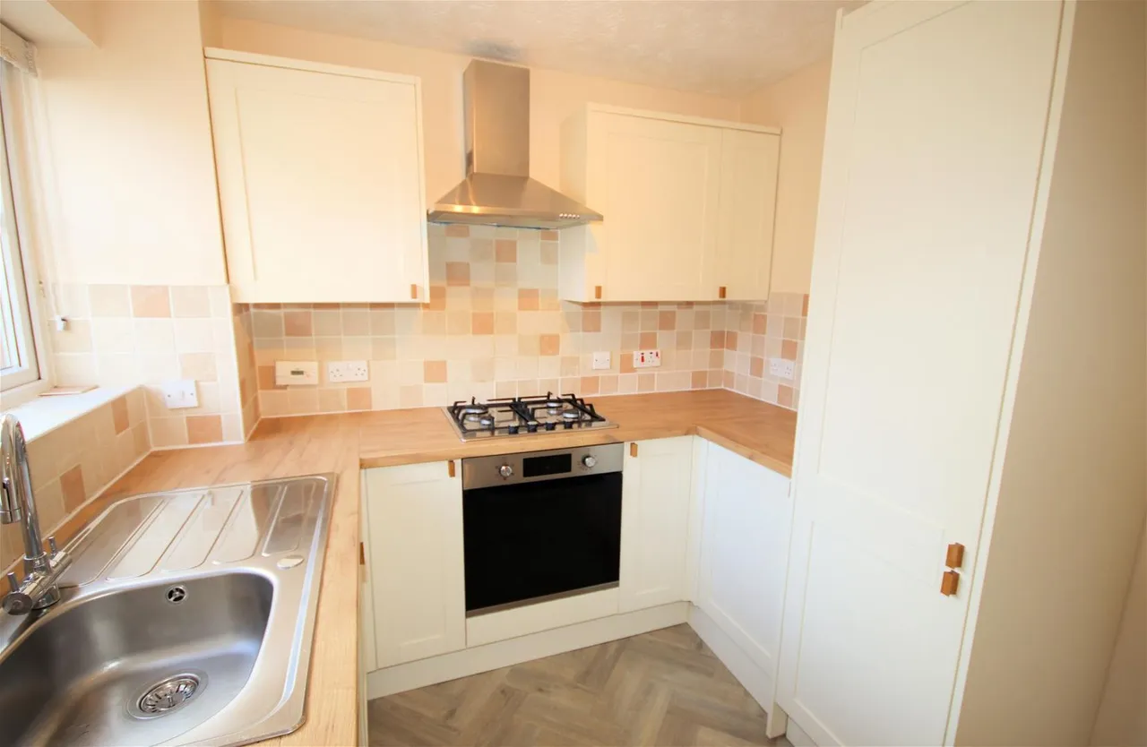 Graphic Close, Dunstable, Bedfordshire LU6 3EL, photo 6
