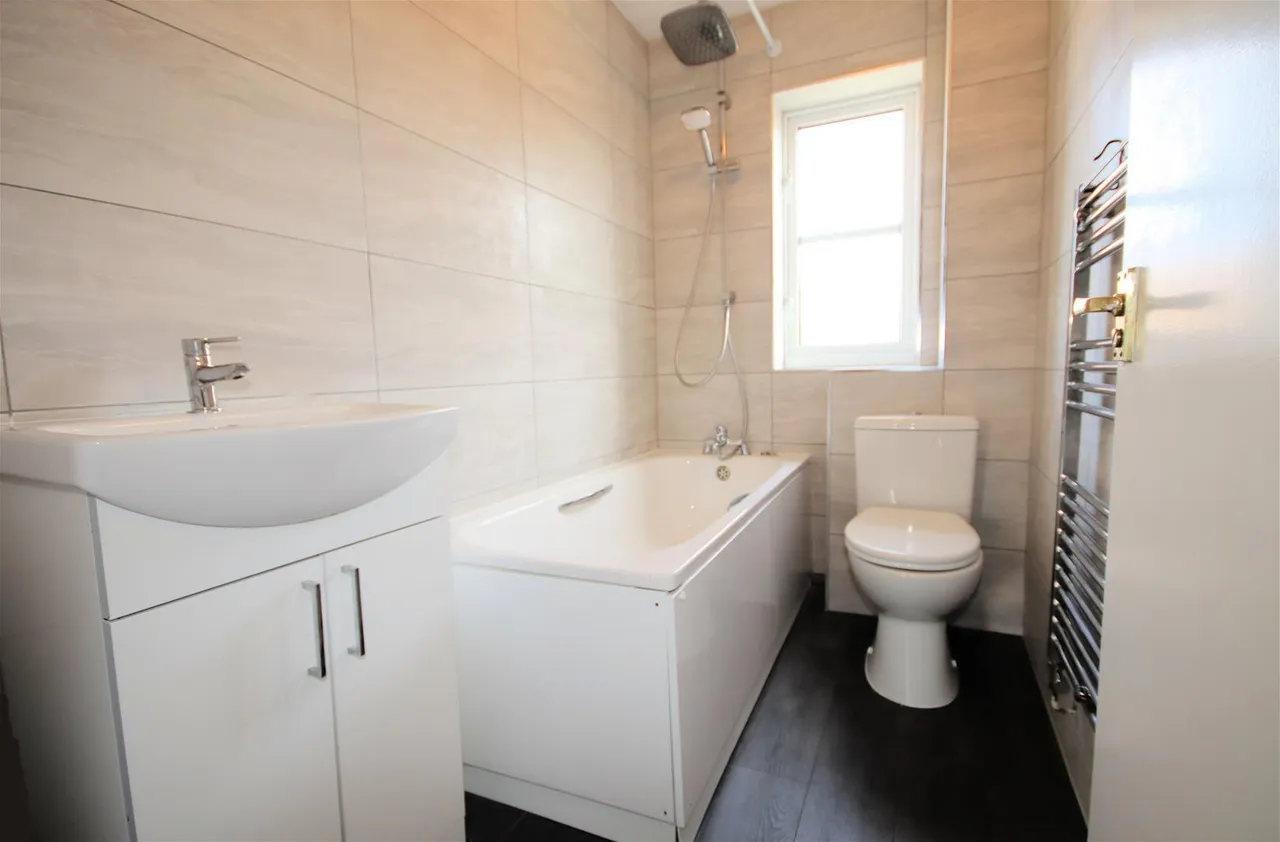 Graphic Close, Dunstable, Bedfordshire LU6 3EL, photo 4