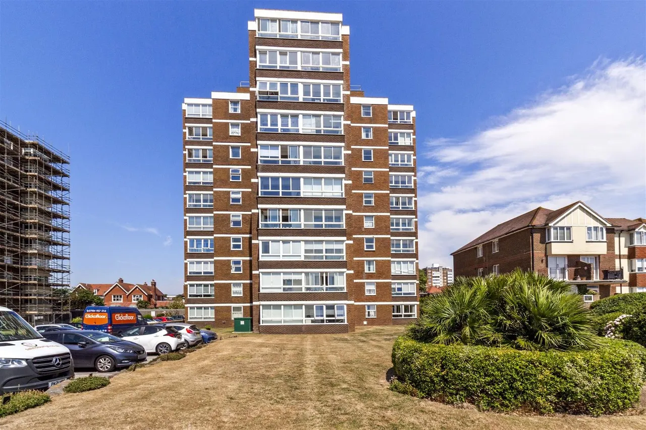 2 bed flat for sale — West Parade, Worthing