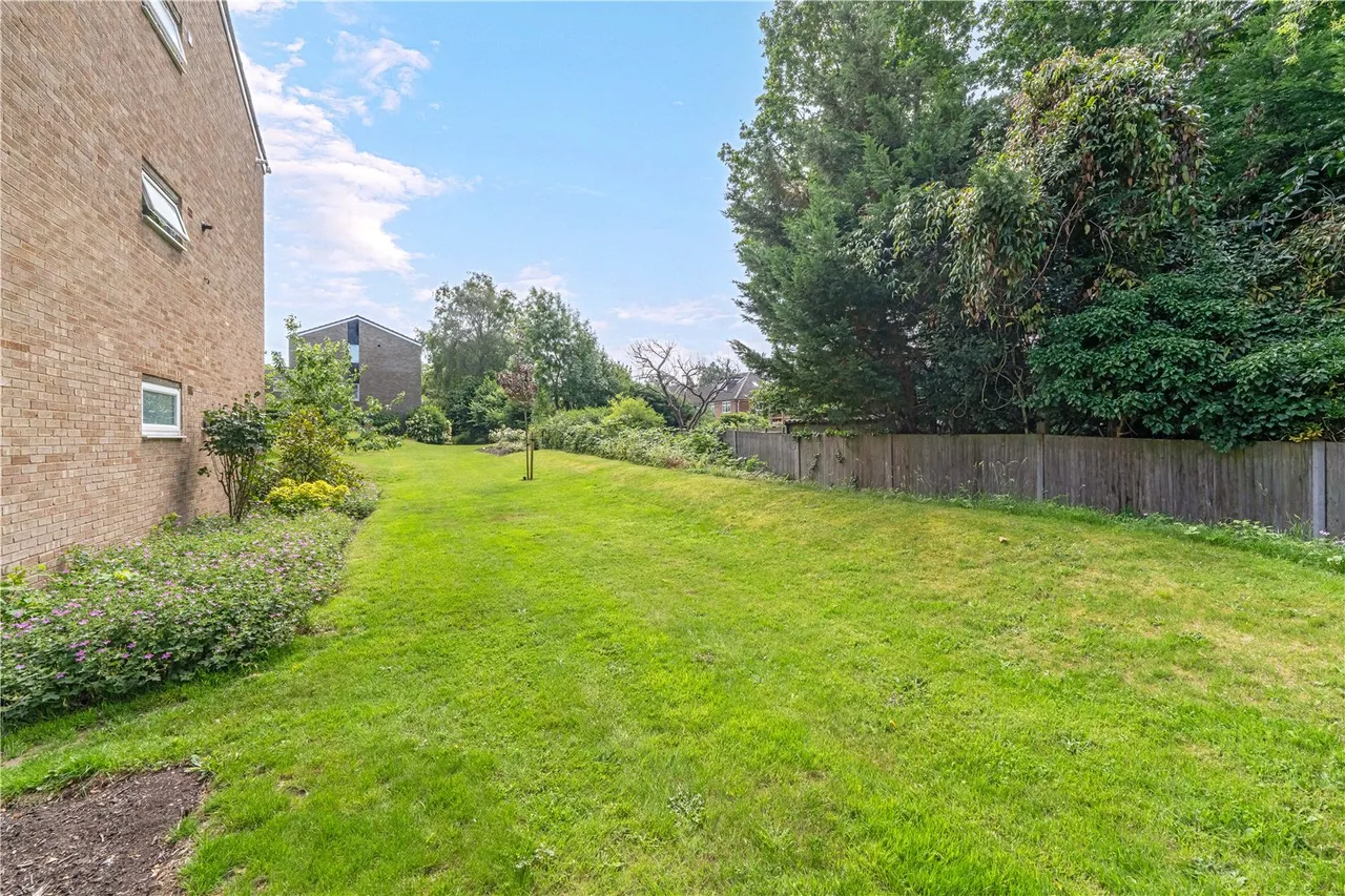 Harrowdene Gardens, Teddington, TW11 0DL, photo 2