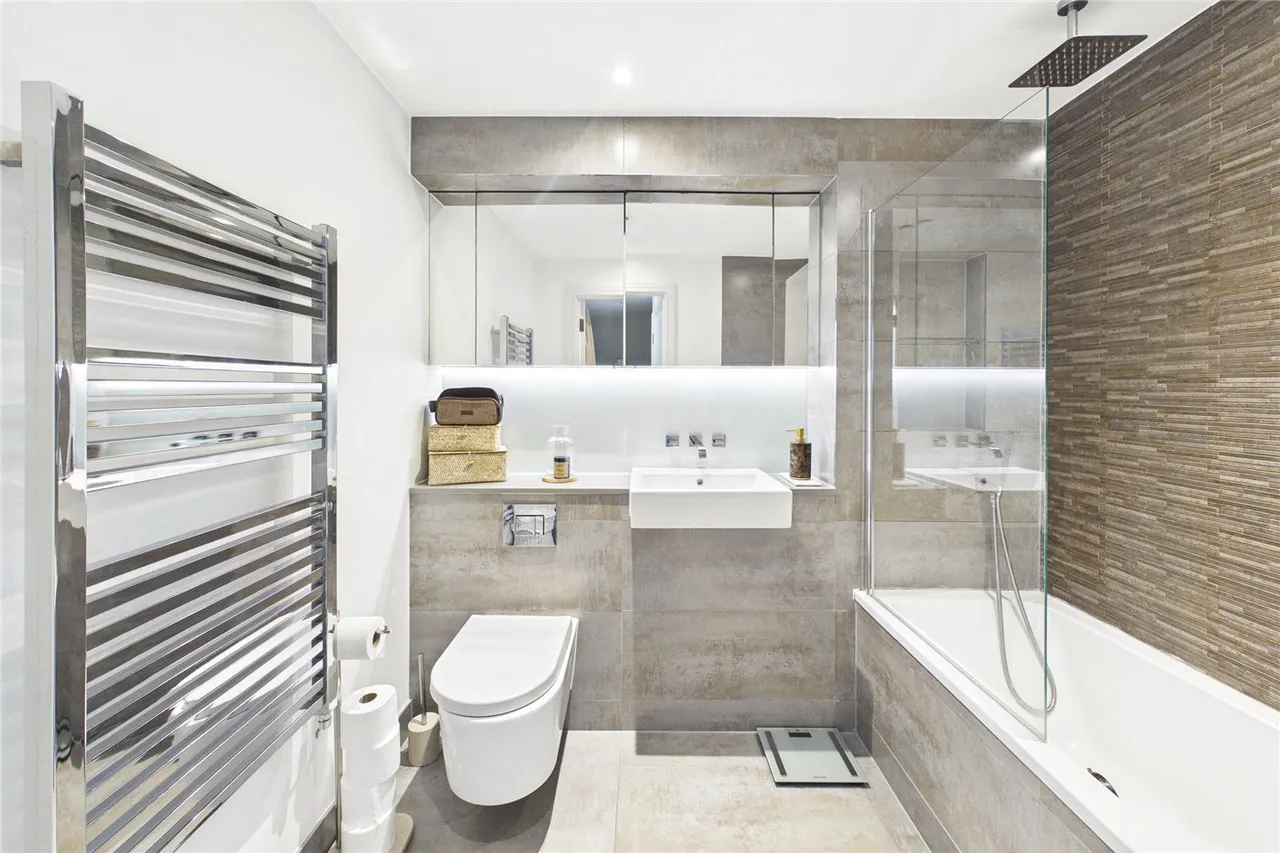 Gaumont Place, London, SW2, photo 3
