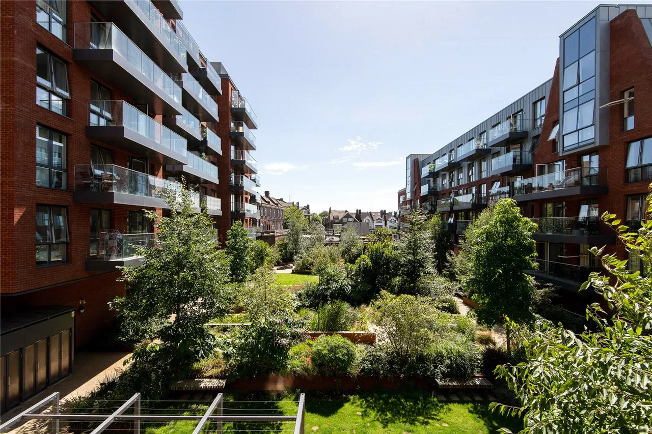 Gaumont Place, London, SW2, photo 4