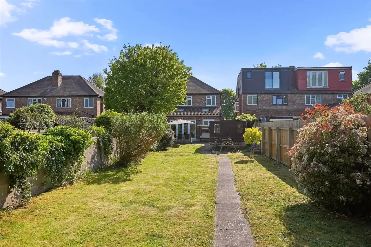 Sixth Cross Road, Twickenham, TW2 5PD, photo 2