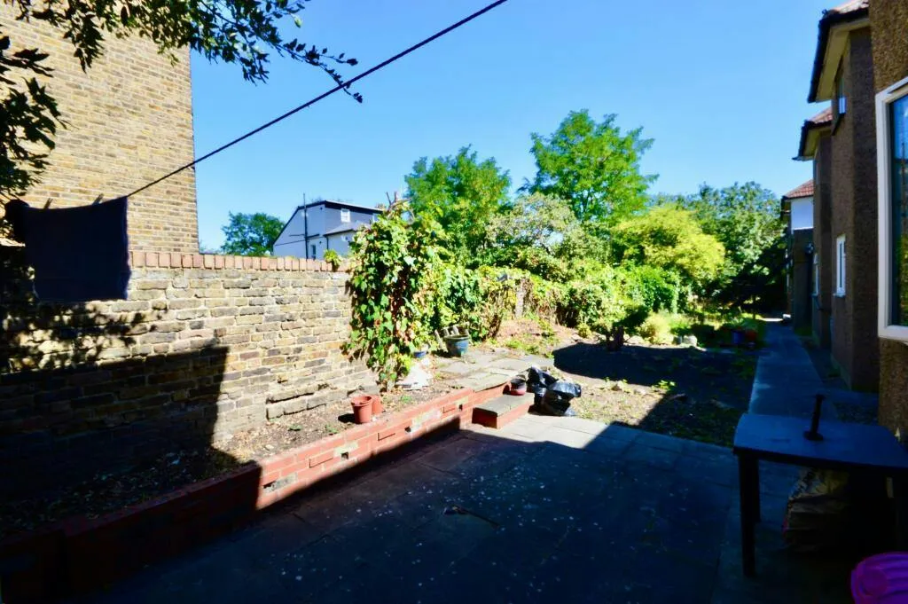 Hither Green Lane, Mountsfield Court, SE13, photo 3