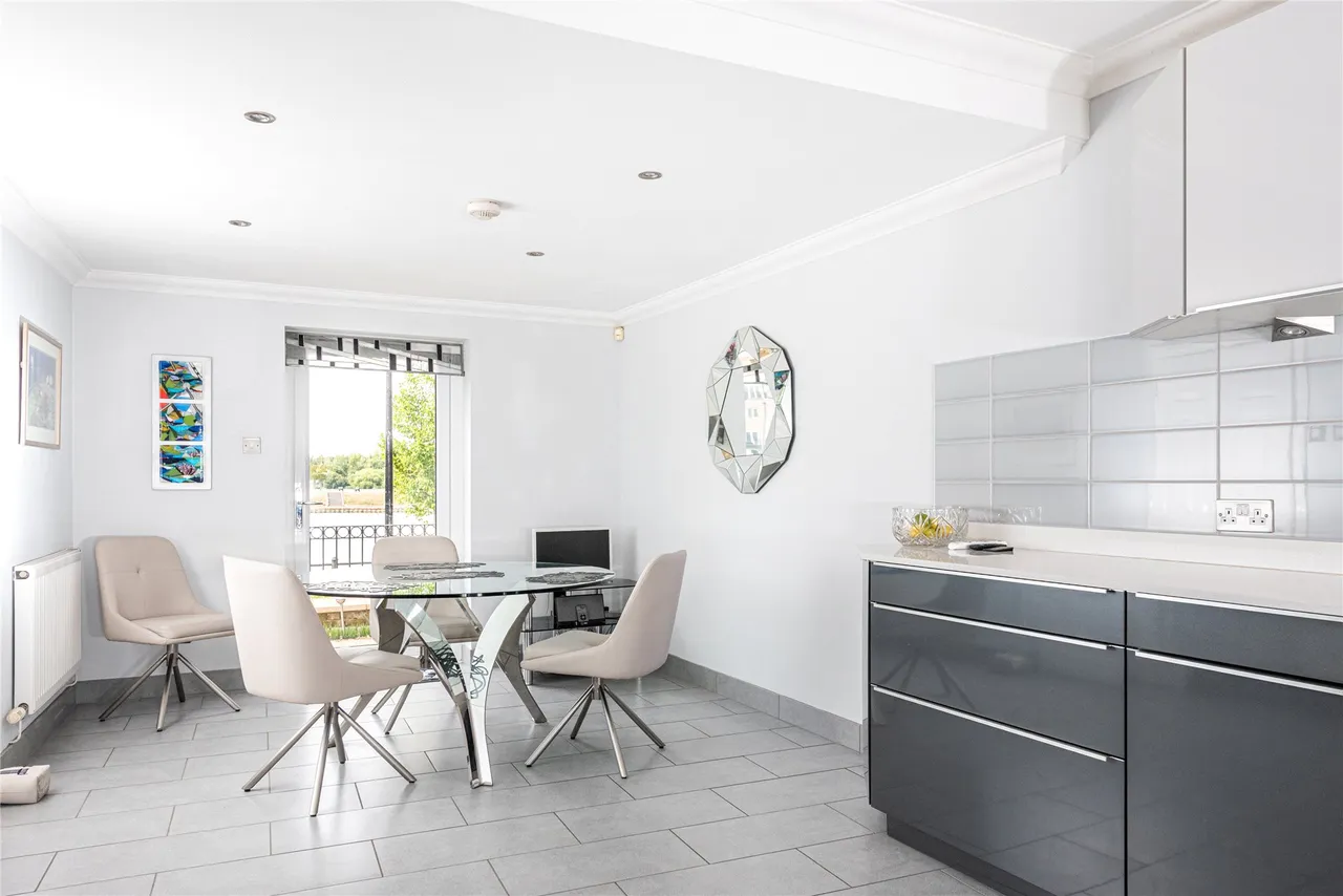 Monellan Crescent, Caldecotte, MK7, photo 3