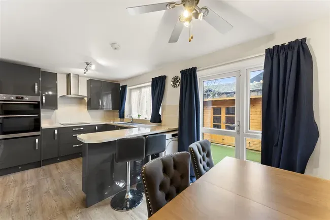 3 bed property for sale — Verona Close, Uxbridge