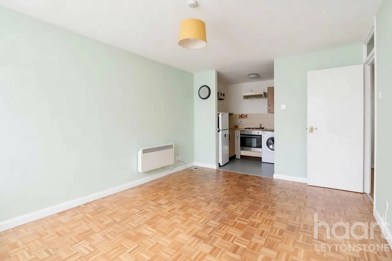 Trinity Close, London, E11, photo 7