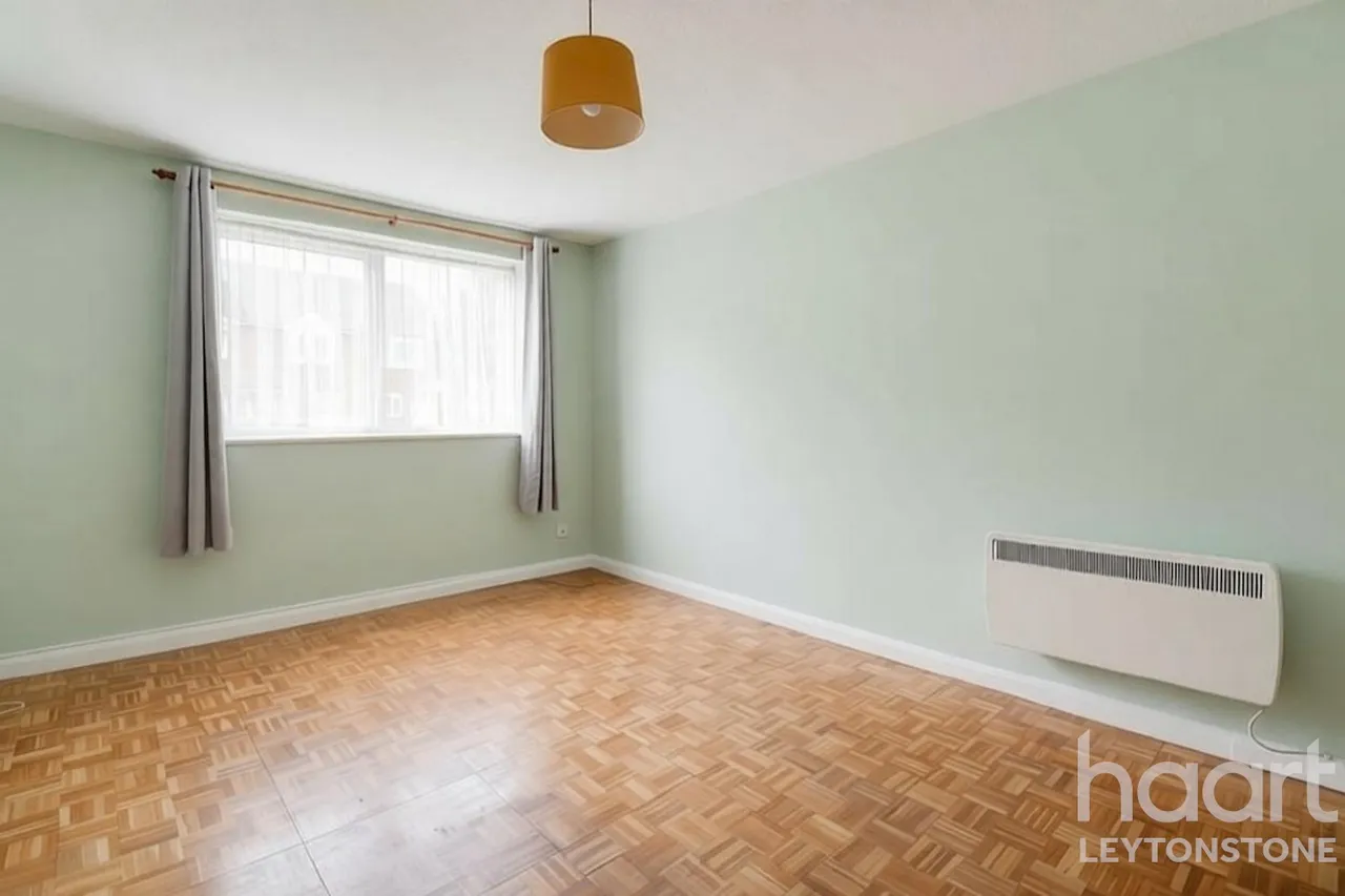 Trinity Close, London, E11, photo 2