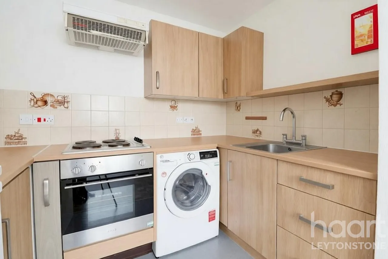Trinity Close, London, E11, photo 9
