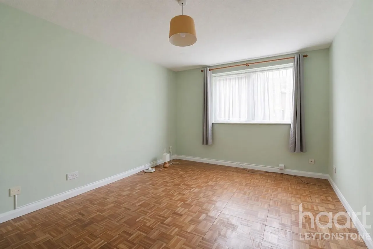 Trinity Close, London, E11, photo 6