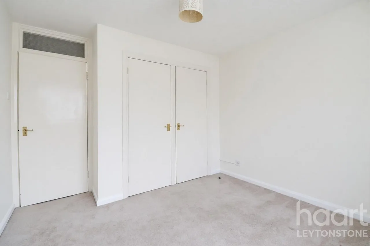 Trinity Close, London, E11, photo 10