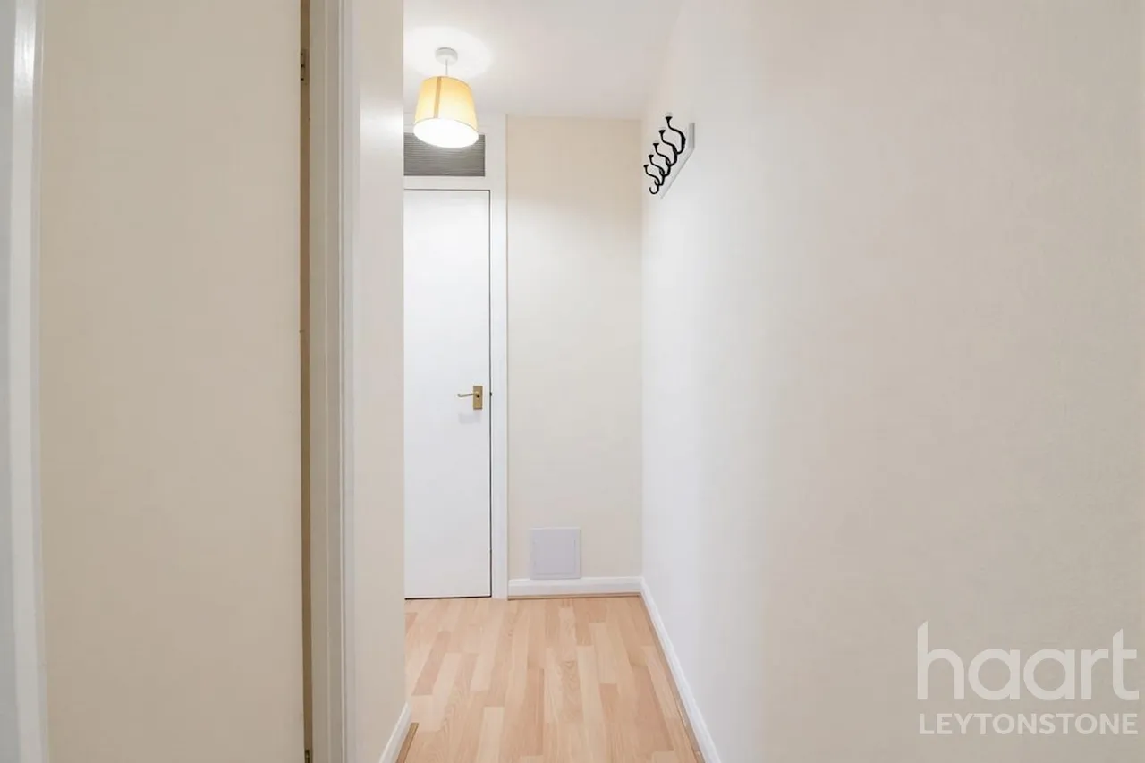 Trinity Close, London, E11, photo 13