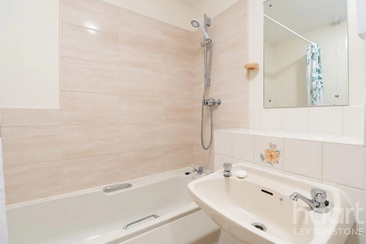 Trinity Close, London, E11, photo 15