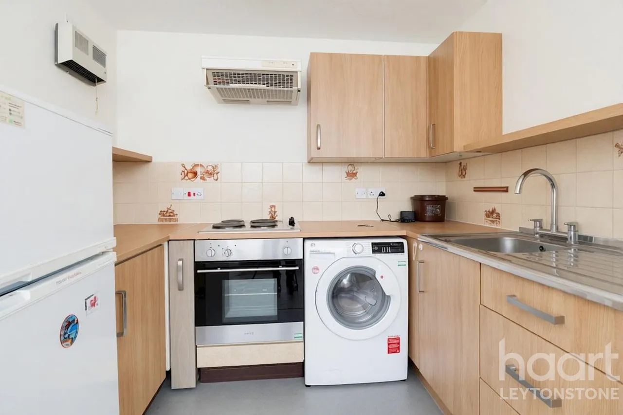 Trinity Close, London, E11, photo 4