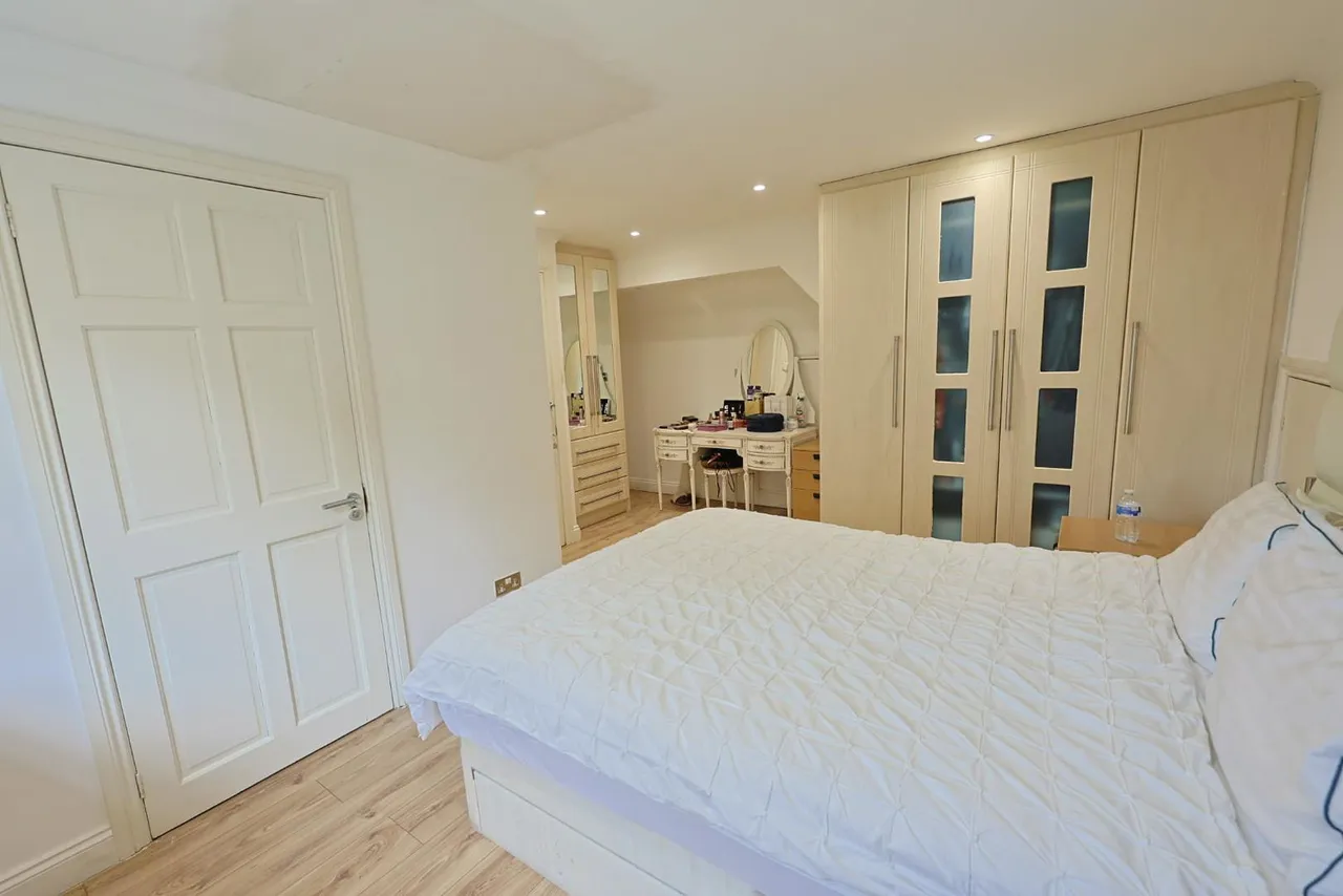 Kings Drive, Edgware, photo 17