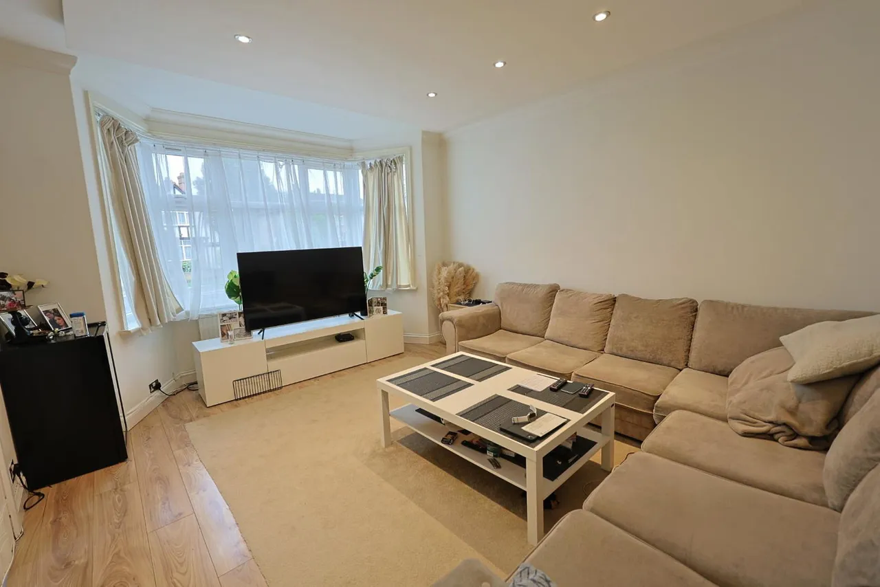 Kings Drive, Edgware, photo 5