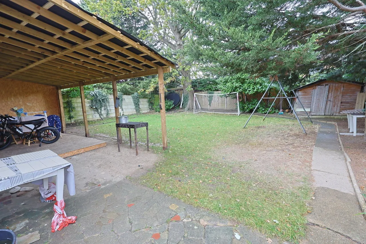 Kings Drive, Edgware, photo 19