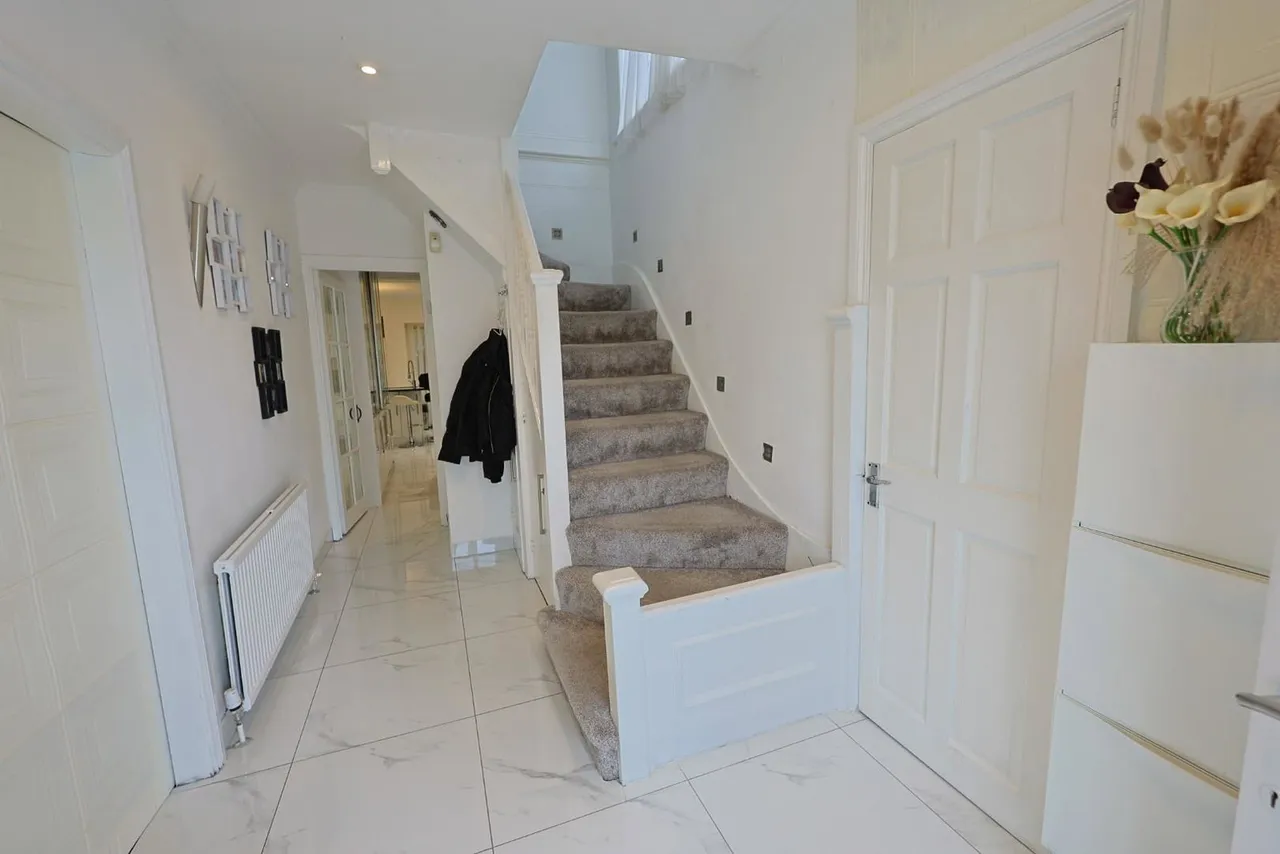 Kings Drive, Edgware, photo 3