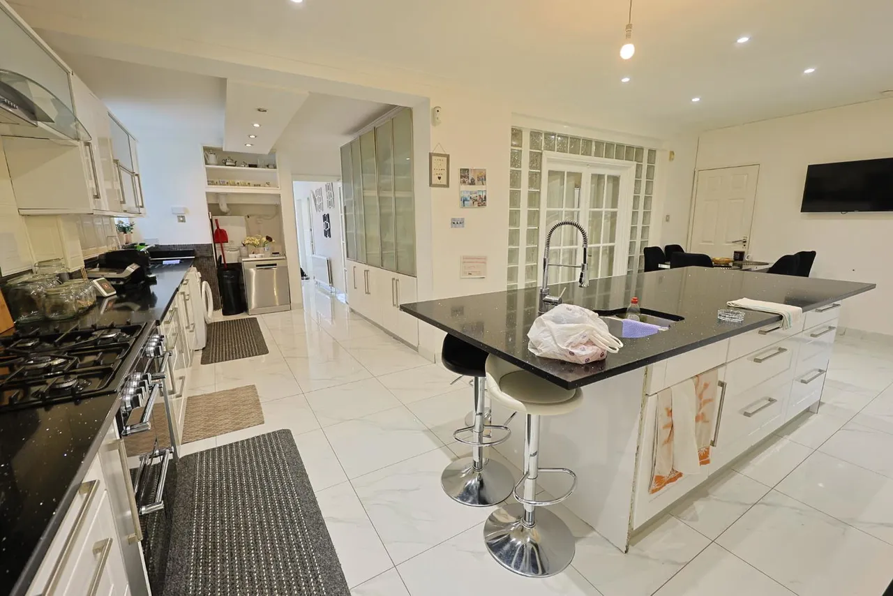 Kings Drive, Edgware, photo 2