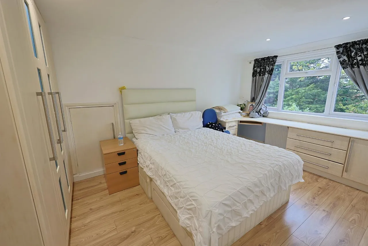 Kings Drive, Edgware, photo 14