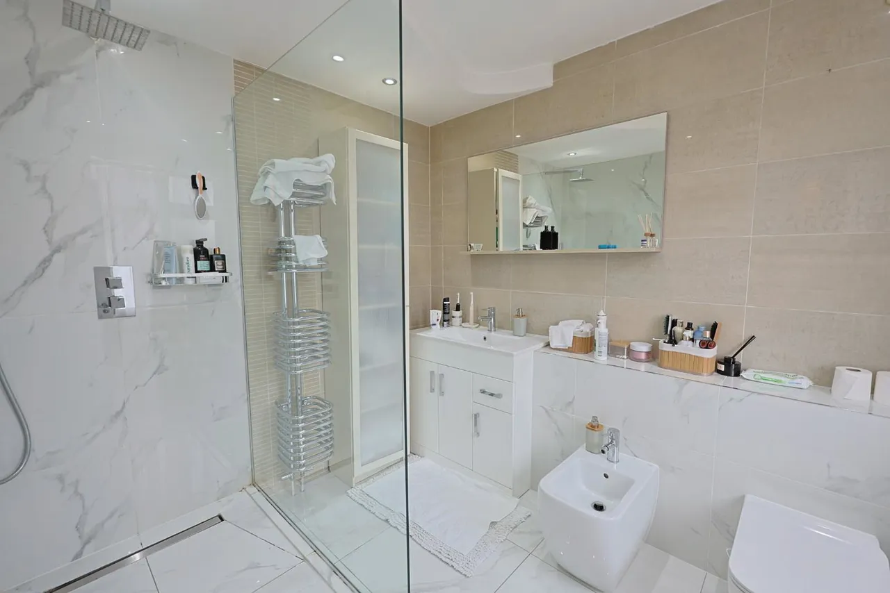 Kings Drive, Edgware, photo 10
