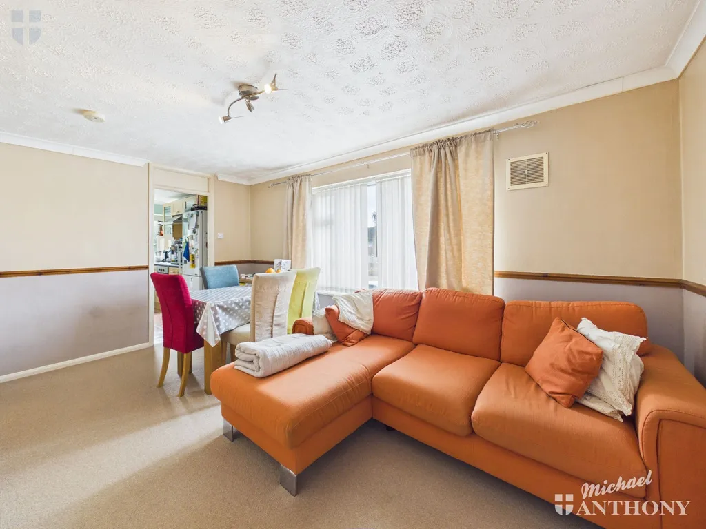 Elmhurst Road, Aylesbury, HP20 2AG, photo 2