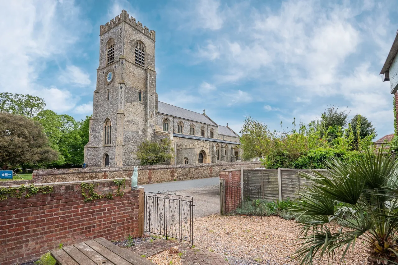 Link-Detached Bungalow with Church Views, photo 4