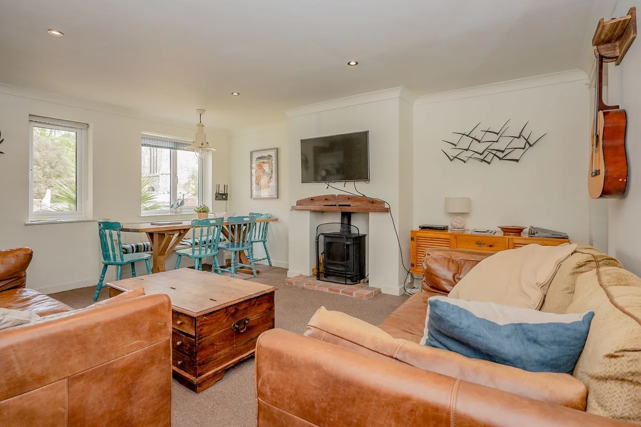 Link-Detached Bungalow with Church Views, photo 3
