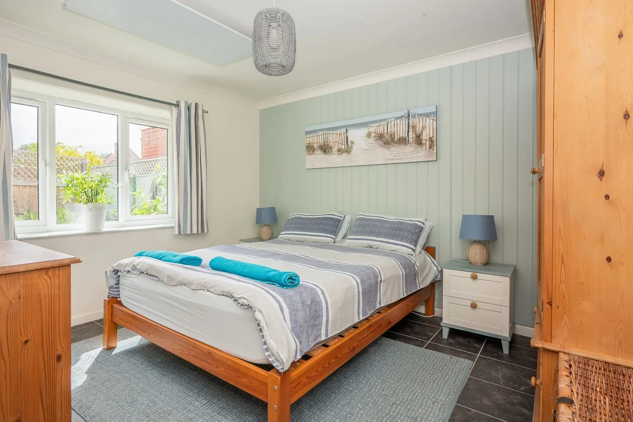 Link-Detached Bungalow with Church Views, photo 10