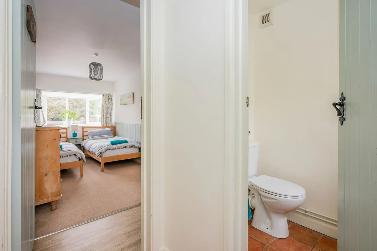 Link-Detached Bungalow with Church Views, photo 13