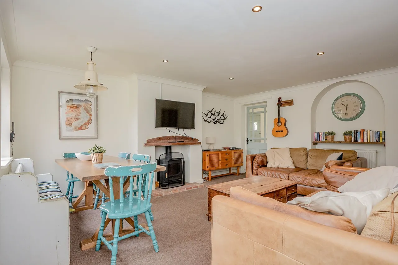 Link-Detached Bungalow with Church Views, photo 2