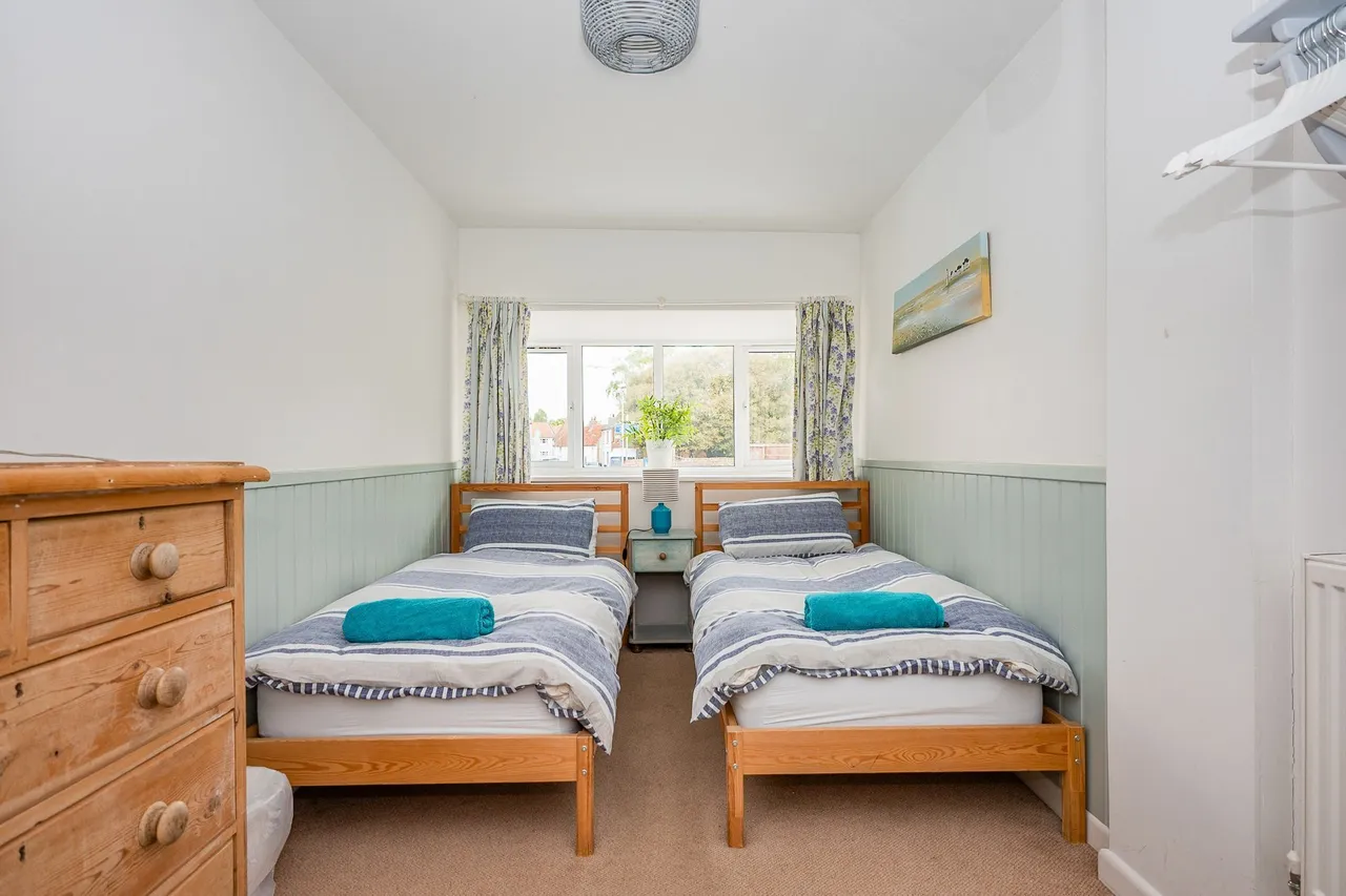 Link-Detached Bungalow with Church Views, photo 12