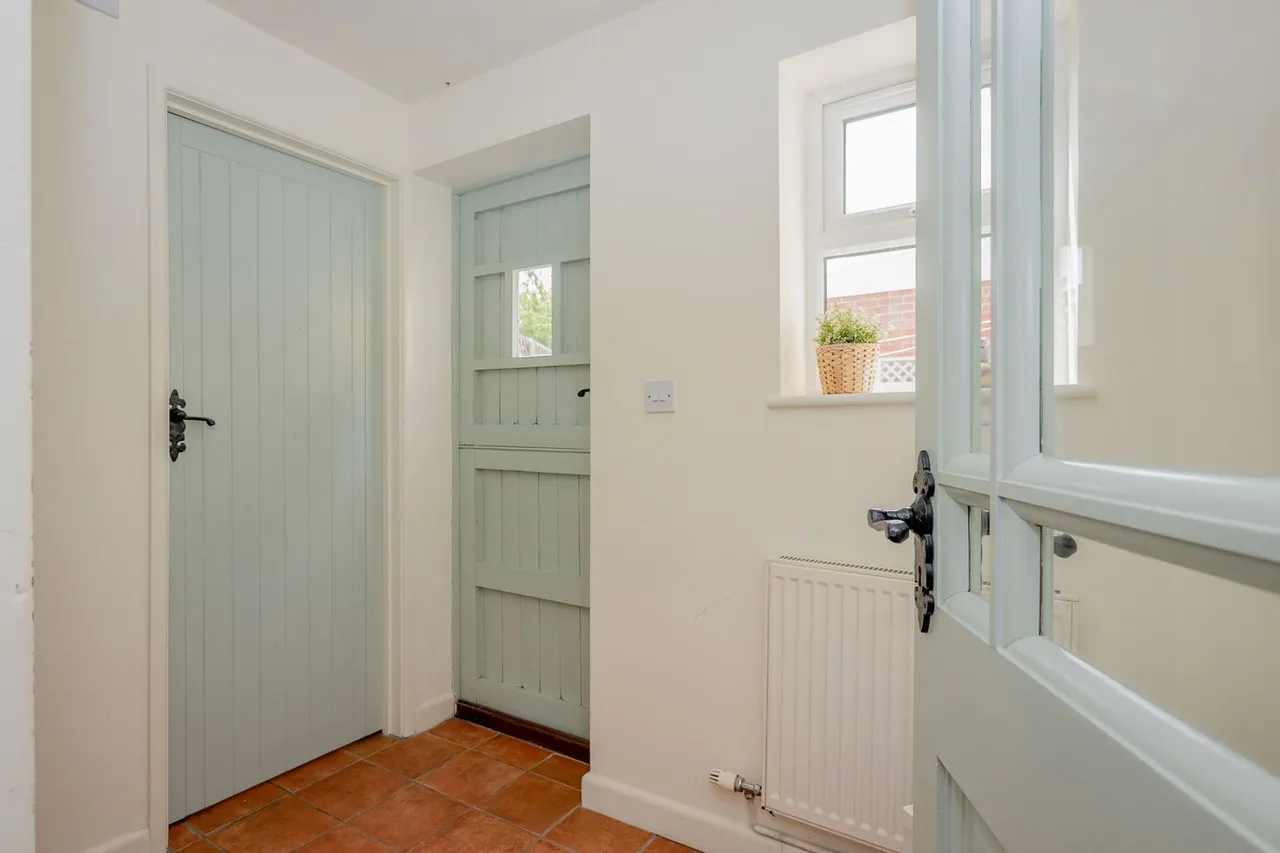 Link-Detached Bungalow with Church Views, photo 8
