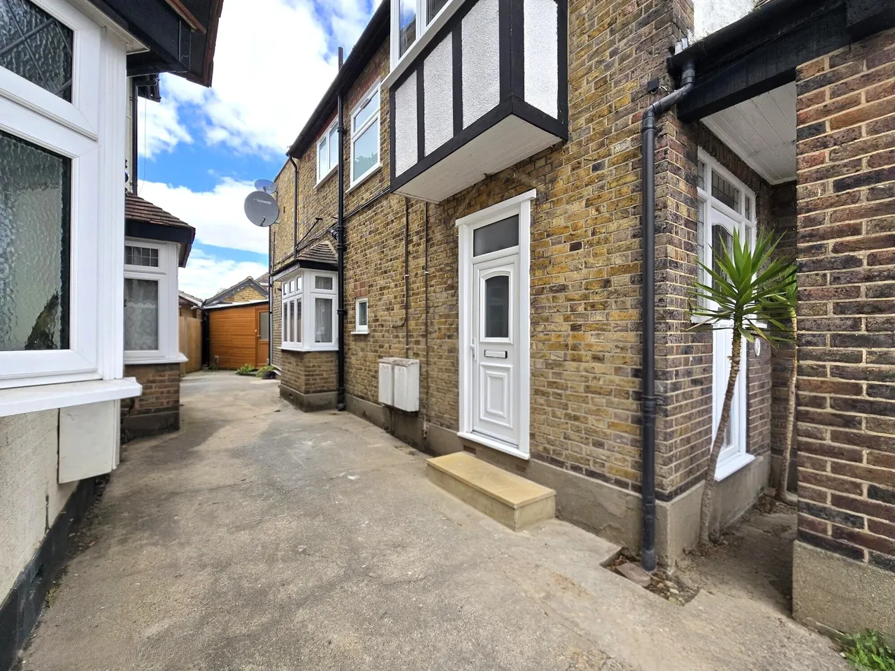 2 bed flat to rent — Chase Way, LONDON