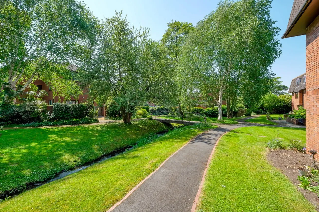 The Strand, St. James Court, B61, photo 8