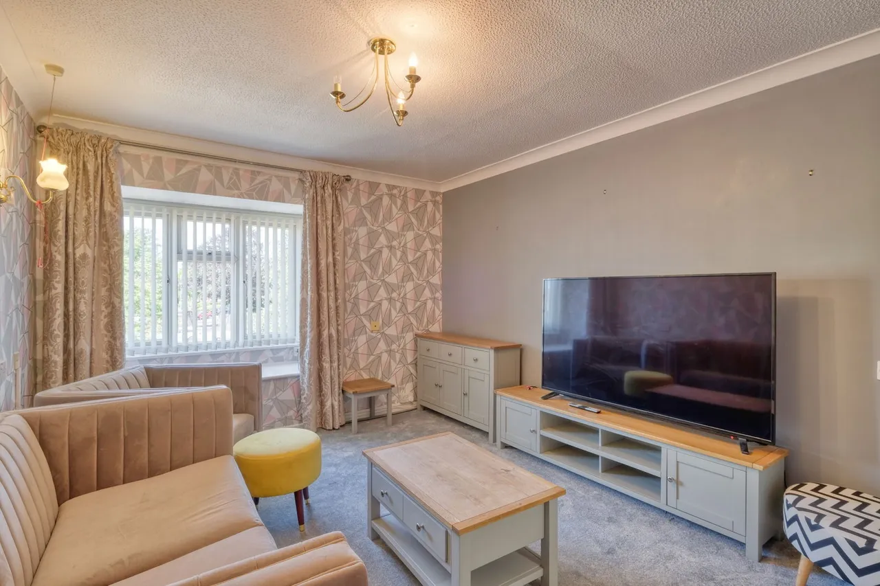 The Strand, St. James Court, B61, photo 2