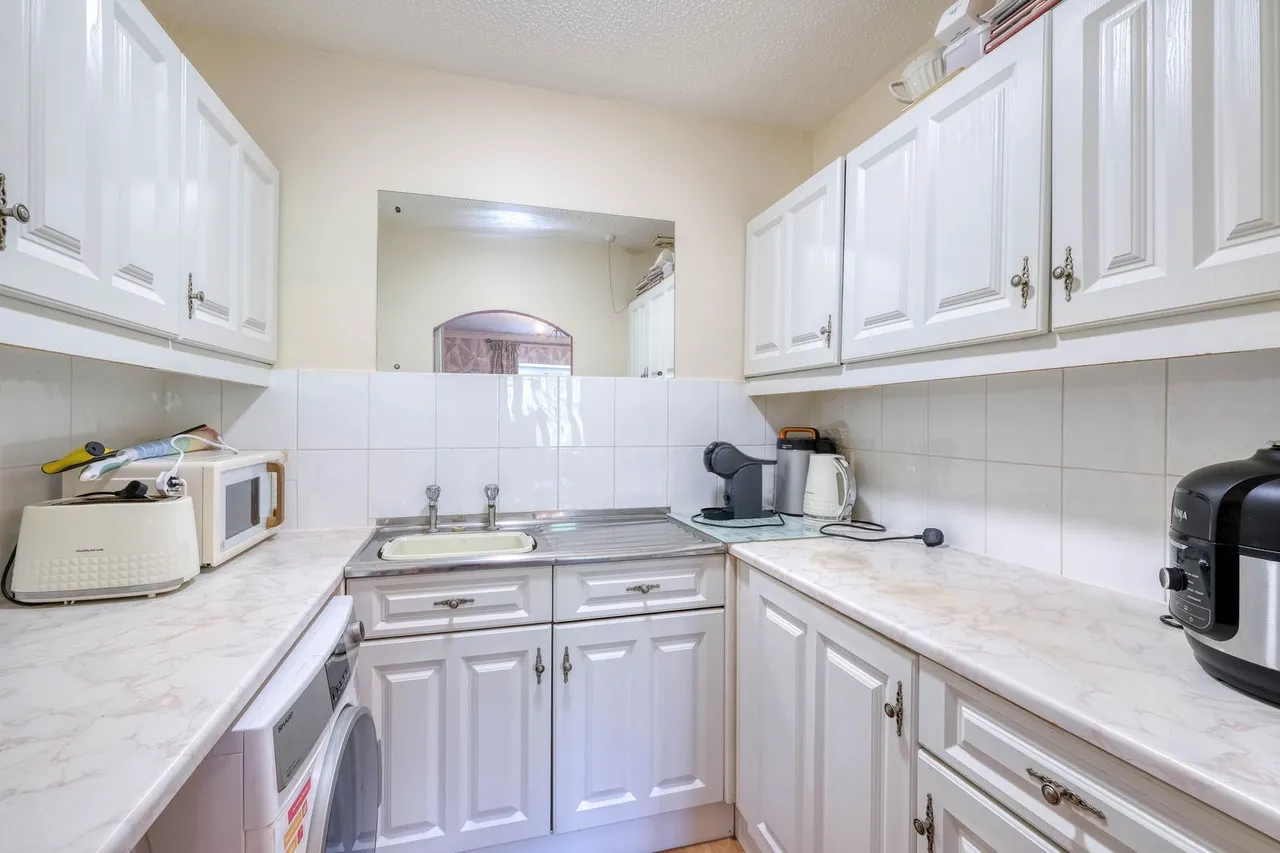 The Strand, St. James Court, B61, photo 4