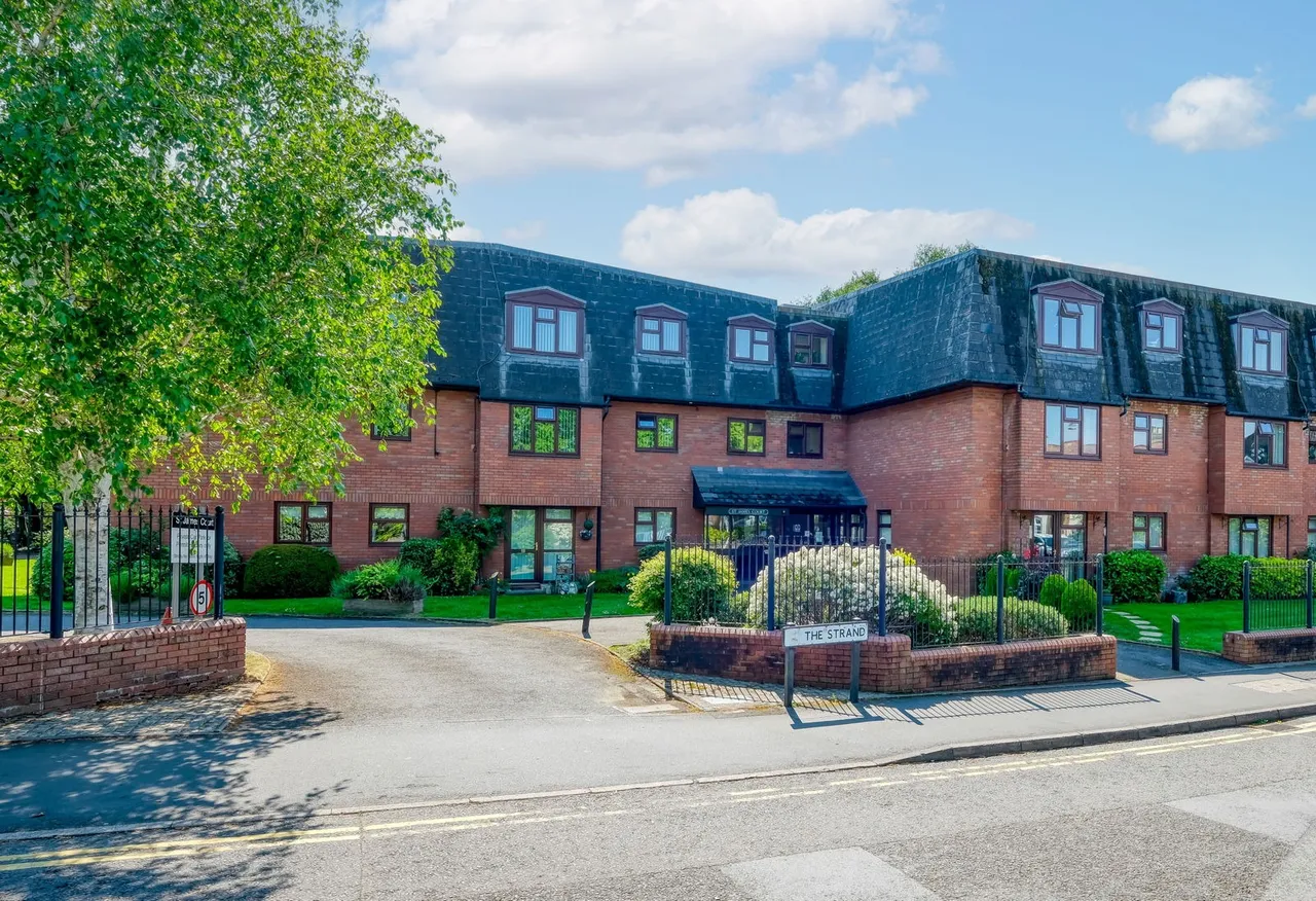 The Strand, St. James Court, B61, photo 7