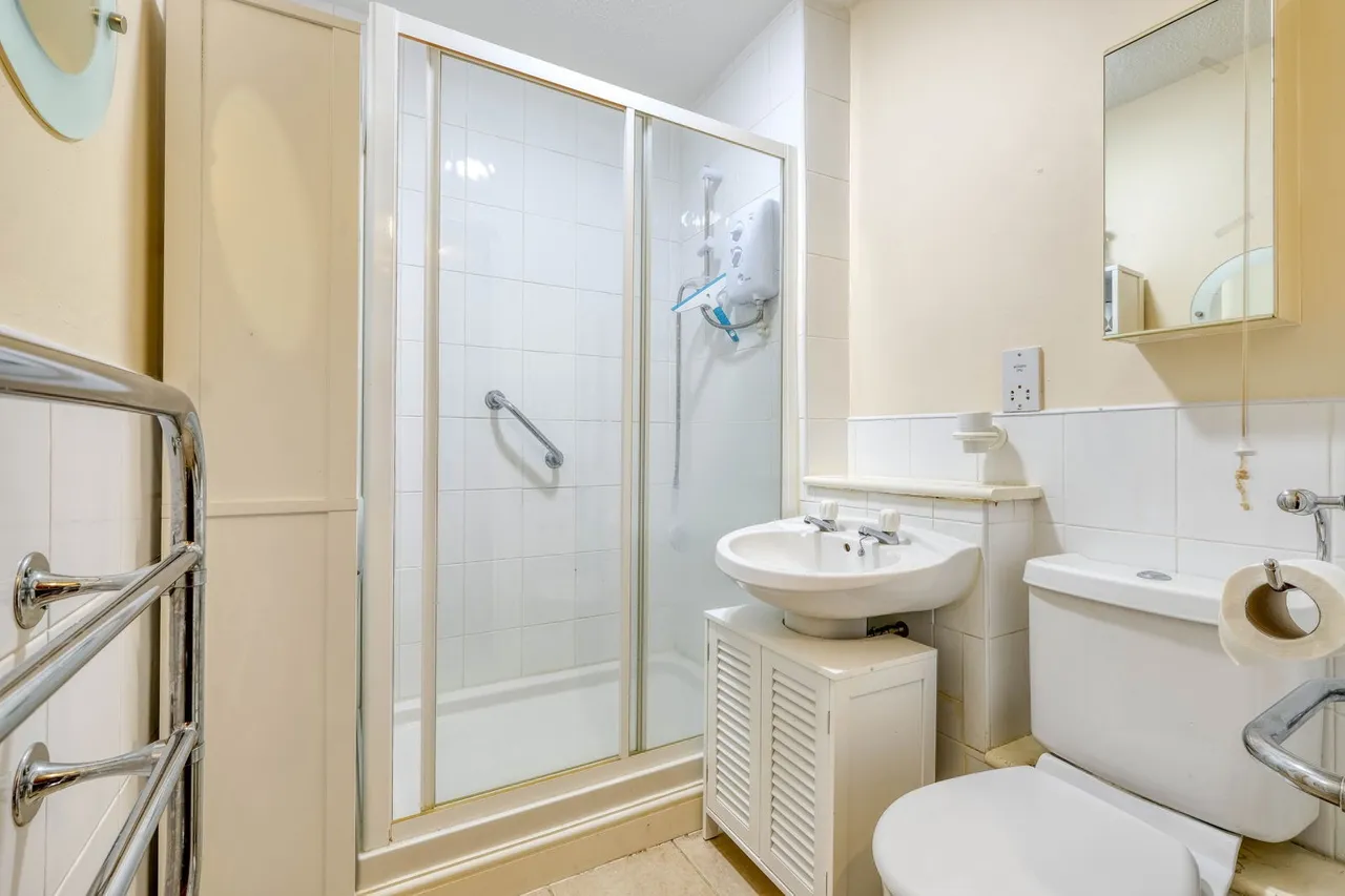 The Strand, St. James Court, B61, photo 6