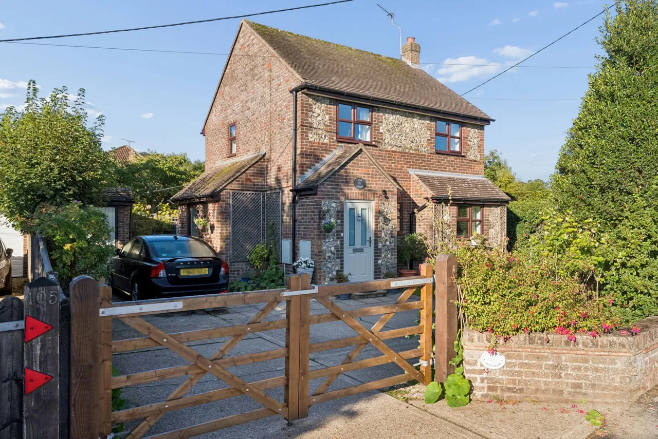 3 bed house for sale, Main Road, Naphill, HP14