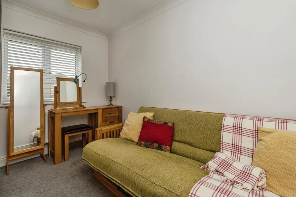 Chertsey Road, Byfleet, KT14, photo 9