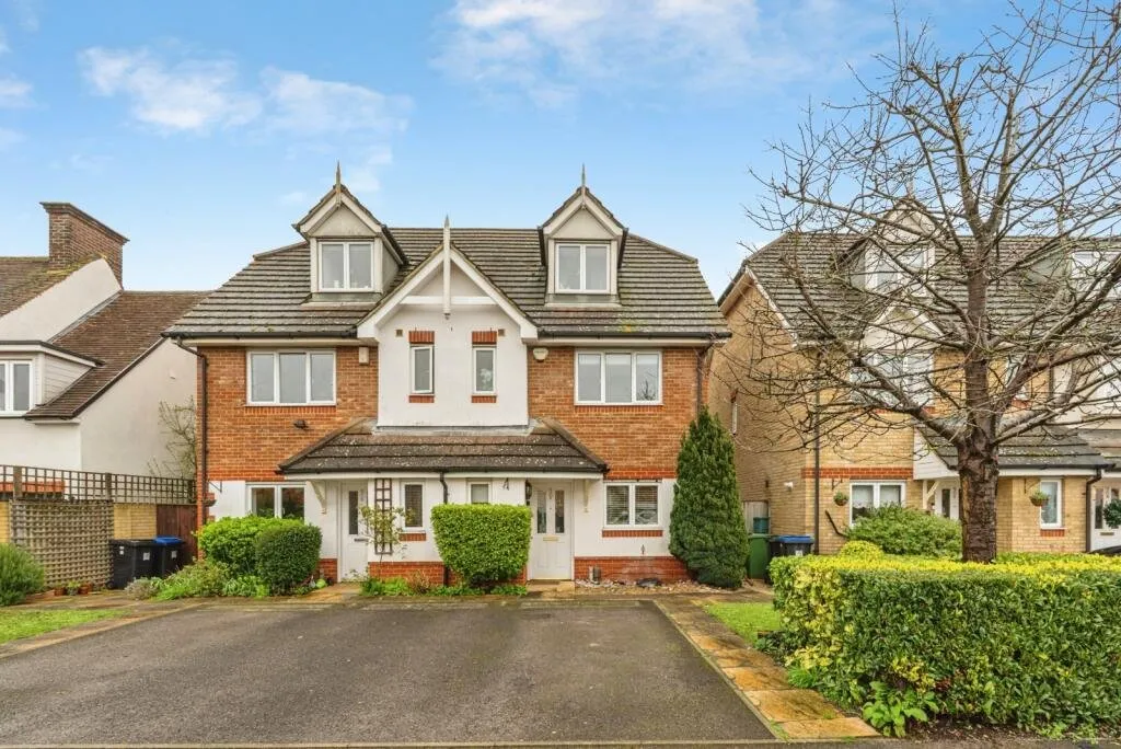 4 bed house for sale, Chertsey Road, Byfleet, KT14