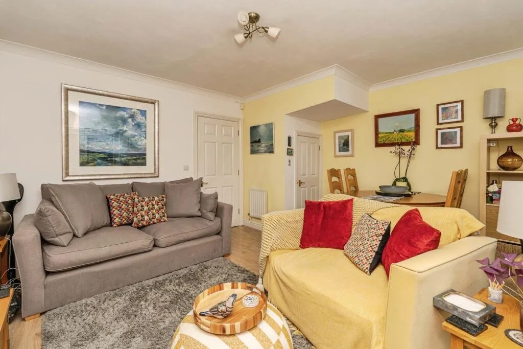 Chertsey Road, Byfleet, KT14, photo 5
